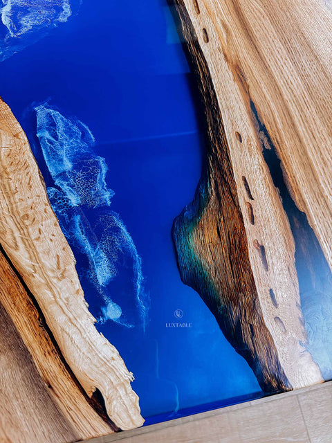 Epoxy Tisch Caraibi aus Eiche massiv mit blauem Epoxidharz
