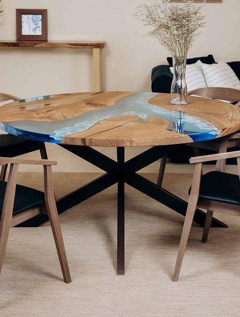 Runder Holztisch Amaranta aus Eiche und blauem Epoxidharz mit Wellen 