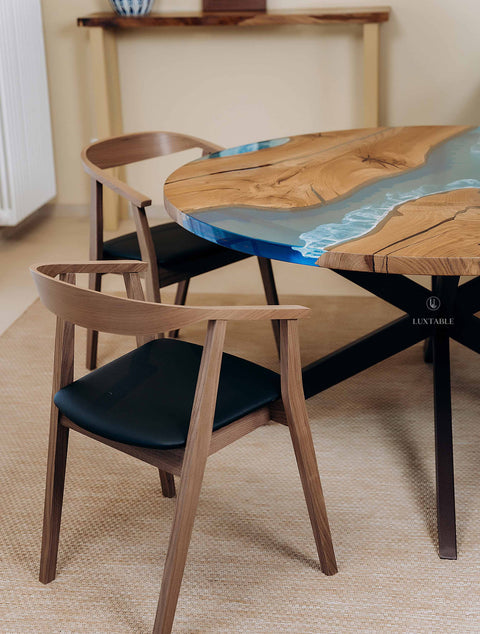 Runder Holztisch Amaranta aus Eiche und blauem Epoxidharz mit Wellen 