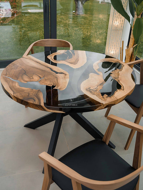 Runder Epoxidharz Tisch Era aus Nussbaum massiv und rauchigem Harz