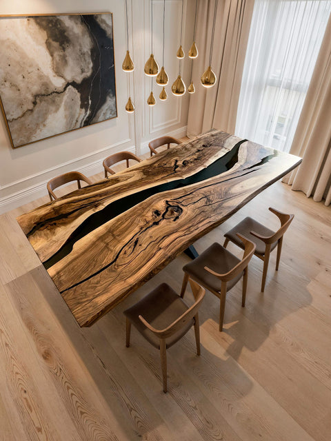 Esstisch mit rauchgrauem Epoxidharz & Nussbaum massiv mit Baumkante Radiance