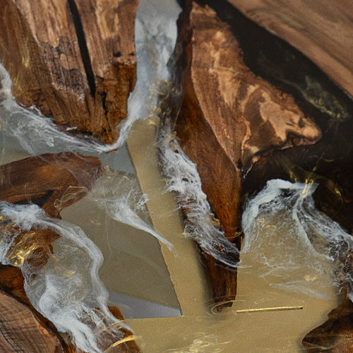 Glasklar mit goldenen Einschlüssen